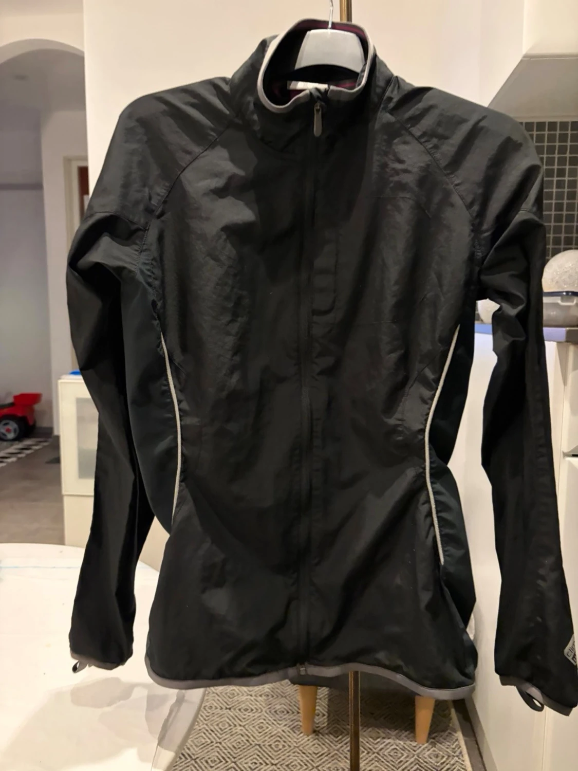 Svart vindjacka med reflexdetaljer - 2