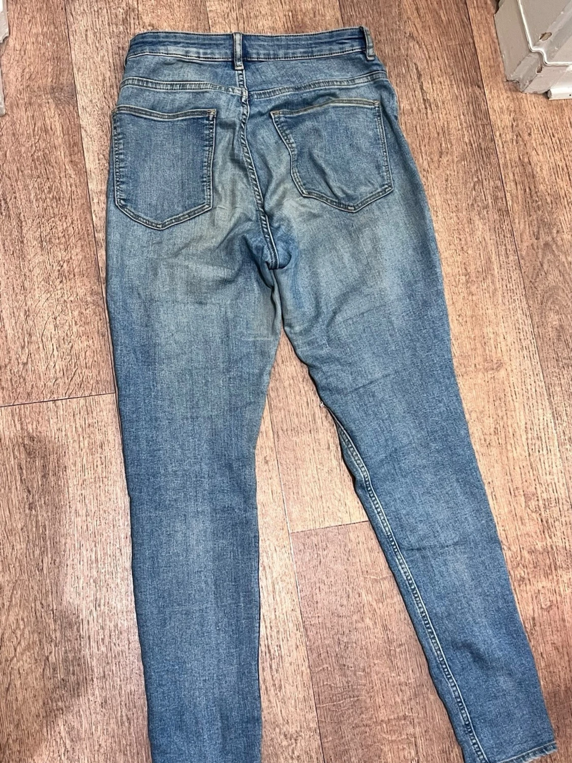 Blå slitna skinny jeans med hål - 1