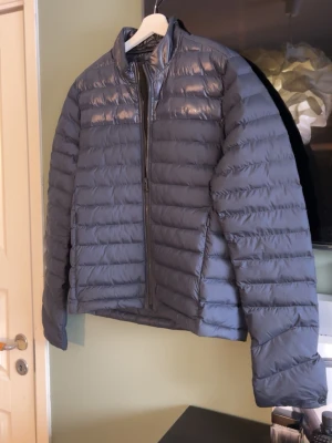 J.LINDEBERG Jacka  - J.lindeberg jacka | Modell: Rick Lightweight jacket | Skick - 10/10 som ny | Storlek - L men sitter lite mindre en vanligt skulle jag säga | Vid minsta lilla fundering är det bara att skicka ett meddelande 📲| Pris ej hugget i sten! 🪨