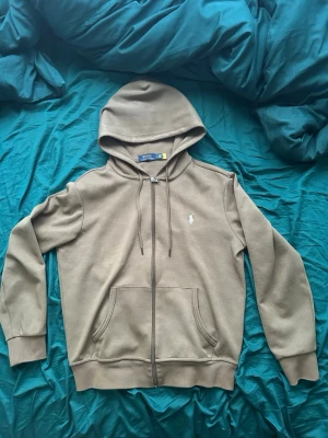 Raulph Lauren  - Nice raulph lauren hoodie, militär grön, storlek S. Ganska ny köpte denna för 9 månader sen. Fraktas timmen den köps👍