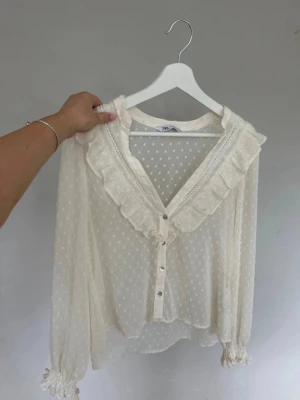 Vit blus med volang från Zara - den är som ny, använd ca 1 gång 