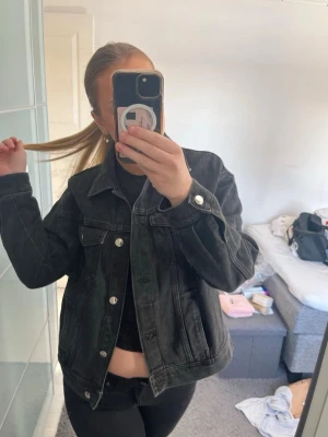 Jeans jacka - Säljer denna jeans jacka. Köpt för några år sedan på hm. Fin nu till sommaren☀️storlek M men passar mig som brukar ha S💗