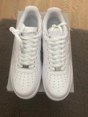 Air Force 1 - Vita oanvända air Force 1. Storlek 44. Skriv för fler bilder eller funderingar