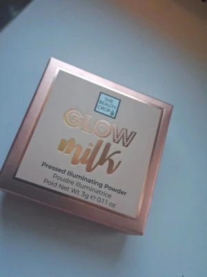 Glow Milk highlighter från The Beauty Crop - Glow Milk highlighter från The Beauty Crop i pressad puderform. Kommer i en rund kompakt med transparent lock och har en skimrande champagnefärg med metallic finish. Perfekt för att ge ansiktet extra glow och lyster.