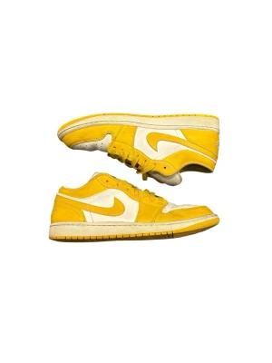 Nike Jordan 1 Low gul och vit - Nike Jordan 1 Low sneakers i färgen white pollen. Blev för små för flera år sedan och har sedan dess inte använts. Storlek 45. Självklart äkta.