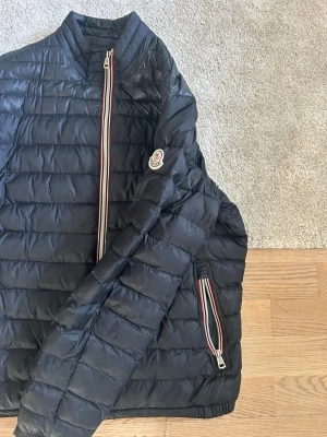 Moncler Daniel jacka - Snygg jacka från Moncler i använt skick. Storlek 3 vilket motsvarar ungefär Medium. Kvitto finns ej