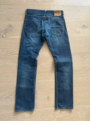 Replay - Säljer ett par riktigt schyssta mörkblåa repay jeans i modell waitom! Perfekt skick och feta fades! Midjemått 42cm, ytterbenslängd 108cm! Hör gärna av dig vid funderingar!