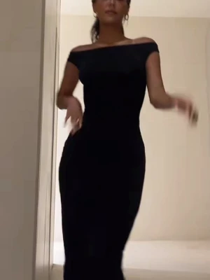 AVORA KLÄNNING - Svart långklänning ifrån Avora med offshoulder-design och öppen rygg. Nypris runt 2000! Går ej att köpa längre. Passar  XS/S 😊🫶🏼🥰Kom med bud!!!