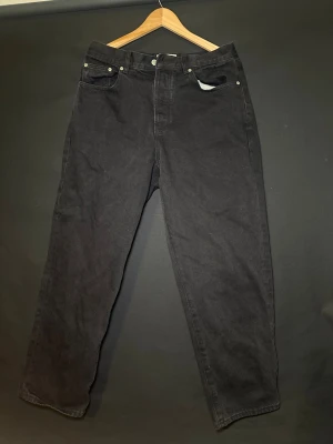 Stussy baggy jeans size 30 - Jeansen är för baggy för min smak, men om du gillar att ha baggy jeans så rekommenderar jag denna. PM vid frågor  ”Stussy Big Ol’ jean Denim” Skick: utmärkt skick Storlek: 30 Nypris: 2000kr