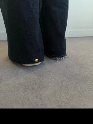 Ett par pinns för att vika upp byxben - Vi säljer en rostfri stjärnformad pin som håller upp baksidan på byxbenen för att undvika slitage och blöta byxben. Skriv gärna för fler detaljer!