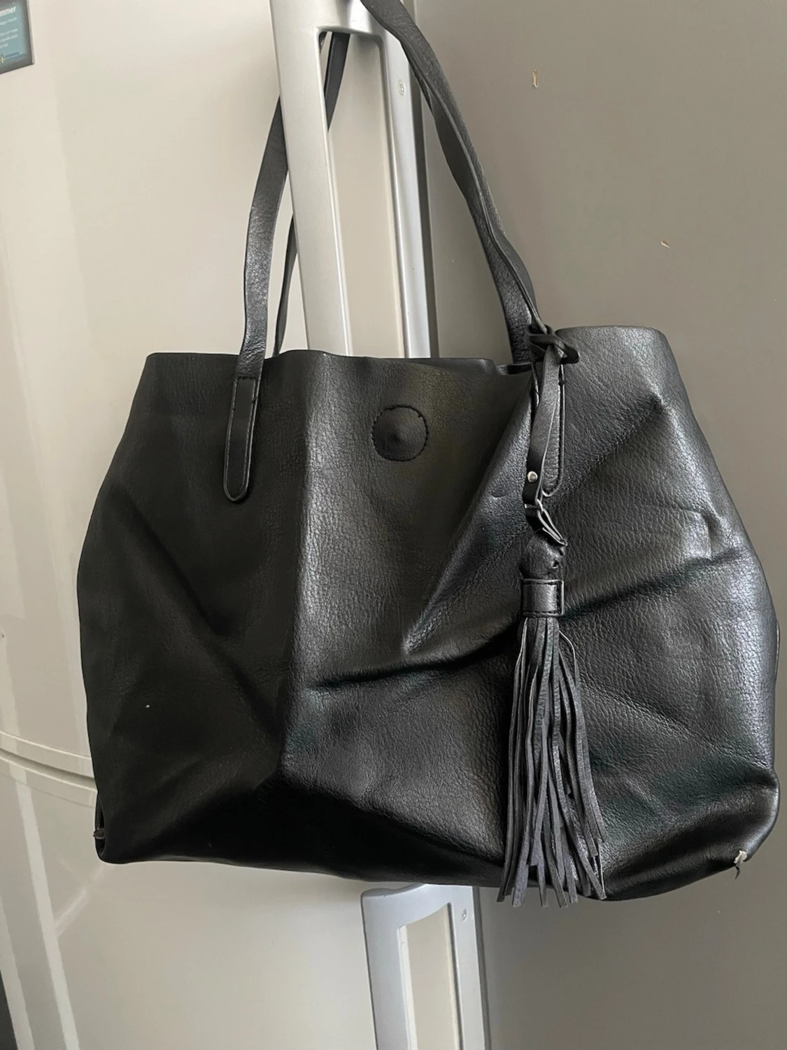 Svart tote handväska med tofs