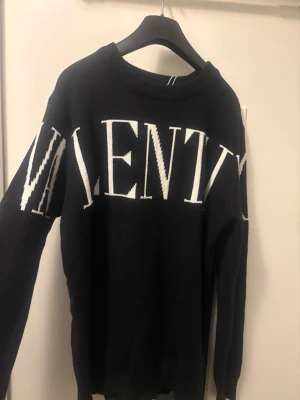  Valentino tröja - Riktigt snygg och unik tjock stickad tröja från Valentino. Tröjan är helt ny aldrig använd och taggen finns kvar. Snygg tröja för dig som vill sticka ut och vara varm. Hör av vid intresse och frågor!!☺️☺️