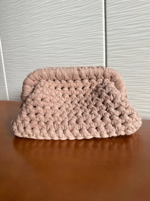 Handvirkad clutchbag - Handvirkad clutch väska, perfekt till skolan, fritiden eller att ha som necessär. 100% återvunnet garn.