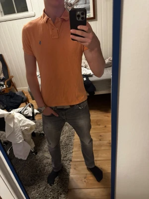 Ralph Lauren Piké  - Snygg corall färgad Ralph Lauren piké | Kanon skick | Modellen på bilden är 182 och väger 70 kg | P045