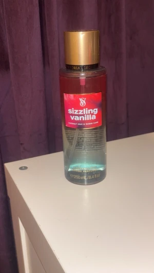 Victoria's Secret Sizzling Vanilla Fragrance Mist - Victoria's Secret Sizzling Vanilla Fragrance Mist. Doften har noter av kokosmjölk och sockerrör. Helt ny och oanvänd.