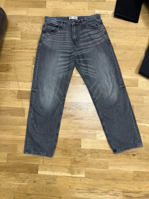 Jeans grå baggy fit - Hej! Säljer jeans. Längden är 32. Bredden 33. Baggy fit.
