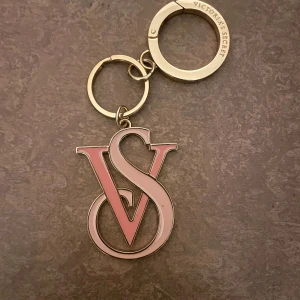 Victoria secret keychain - Säljer en victoria secret nyckelring ej kommer till användning och går inte att köpa längre!!