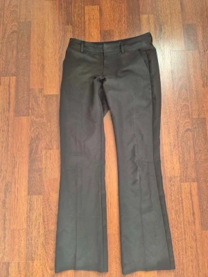Low waist bootcut kostymbyxor - Lågmidjade bootcut kostymbyxor från bikbok nytt skick 