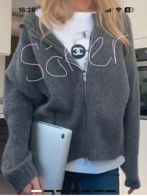 Grå ribbstickad ziptröja SÖKER - SÖKER en sån tröja från bik bok vill helst köpa under 300kr. I storlek xs eller s💕