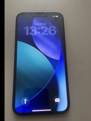 Grön iphone 13 - Säljer nu min gröna iPhone 13 med 86% batteri hälsa kvar, mobilen är köpt på swappie med premium o nyskick för 5000kr i augusti 2025 medföljer laddare och skal, finns inga defekter på mobilen förutom baksidans sprickor, men inget av det påverkar varken prestanda eller laddning