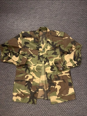 Camo overshirt  - Snygg camo overshirt. Jackan har fickor på midjan och på bröstet. Superbra skick! Storlek M. Skriv om du har några funderingar!