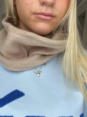 Beige buff #06🤍 - Superfin mjuk beige buff! Perfekt till afterski och skidresan!  Postar snabbt så oroa dig inte över att den ej ska hinna komma🫰 Egensydd så är inte helt perfekt🤍