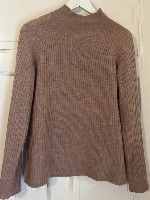  Ribbstickad tröja - Säljer en  ribbstickad tröja från Amisu med hög hals och långa ärmar. Tröjan har en klassisk rak passform och är tillverkad i mjukt stickat material som passar perfekt till kyligare dagar.🥰