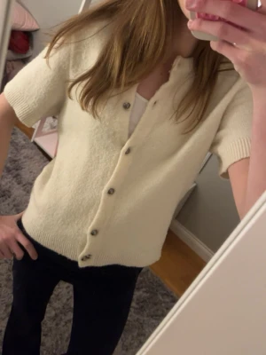 Kortärmad stickad kofta med knappar💗 - Säljer denna jättesnygga kormärmade koftan med knappar💗Koftan är i storlek M men passar mig som vanligtvis har xs-s !Koftan är i bra skick och använd fåtal gånger men säljer då den inte kommer till användning! Skriv för fler bilder eller prisförslag💗