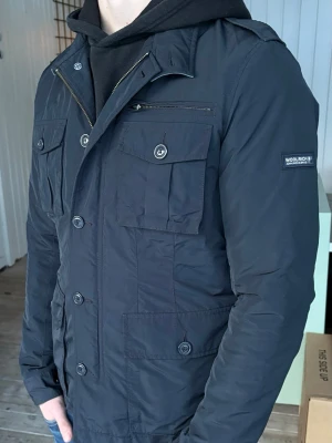Mörkblå Woolrich Fieldjacket M - En stilren blå Fieldjacket ifrån Woolrich. Jackan har ett nypris på över 3500kr, mitt pris - 1199kr, men diskuterbart✅ Storlek - M✅ Skick - Mycket bra✅ Kontakta mig för frågor och eventuella prisförslag!🤝