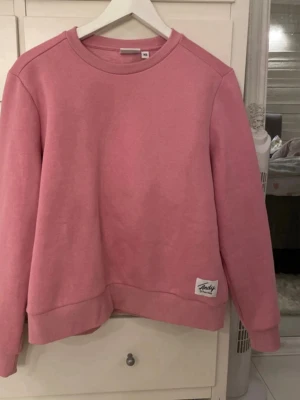 Rosa sweatshirt från Andy by Frank Dandy - Säljer en rosa sweatshirt från Andy by Frank Dandy i storlek XS. Tröjan har rund halsringning, långa ärmar och ribbade muddar. 