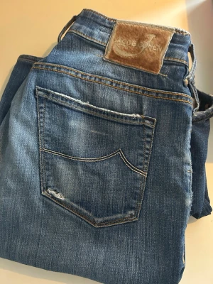 Jacob Cohen Jeans - Lite schysstare jeans från Jacob Cohen. Jeansen är i bra skick med har ett par schyssta slitningar. Storlek W32. Nypris 4000+. 