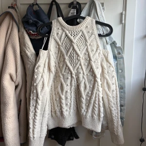 vit off shoulder - super fin vit off shoulder stickad 🩷🩷🩷