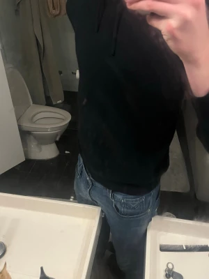 Marinblå Kashmir hoodie från Sayless - Säljer en marinblå stickad hoodie från Sayless i mjuk cashmere. Tröjan har huva med dragsko och en enkel, stilren design som passar perfekt till jeans eller andra vardagsplagg. Den är i storlek L men passar M mycket bättre!