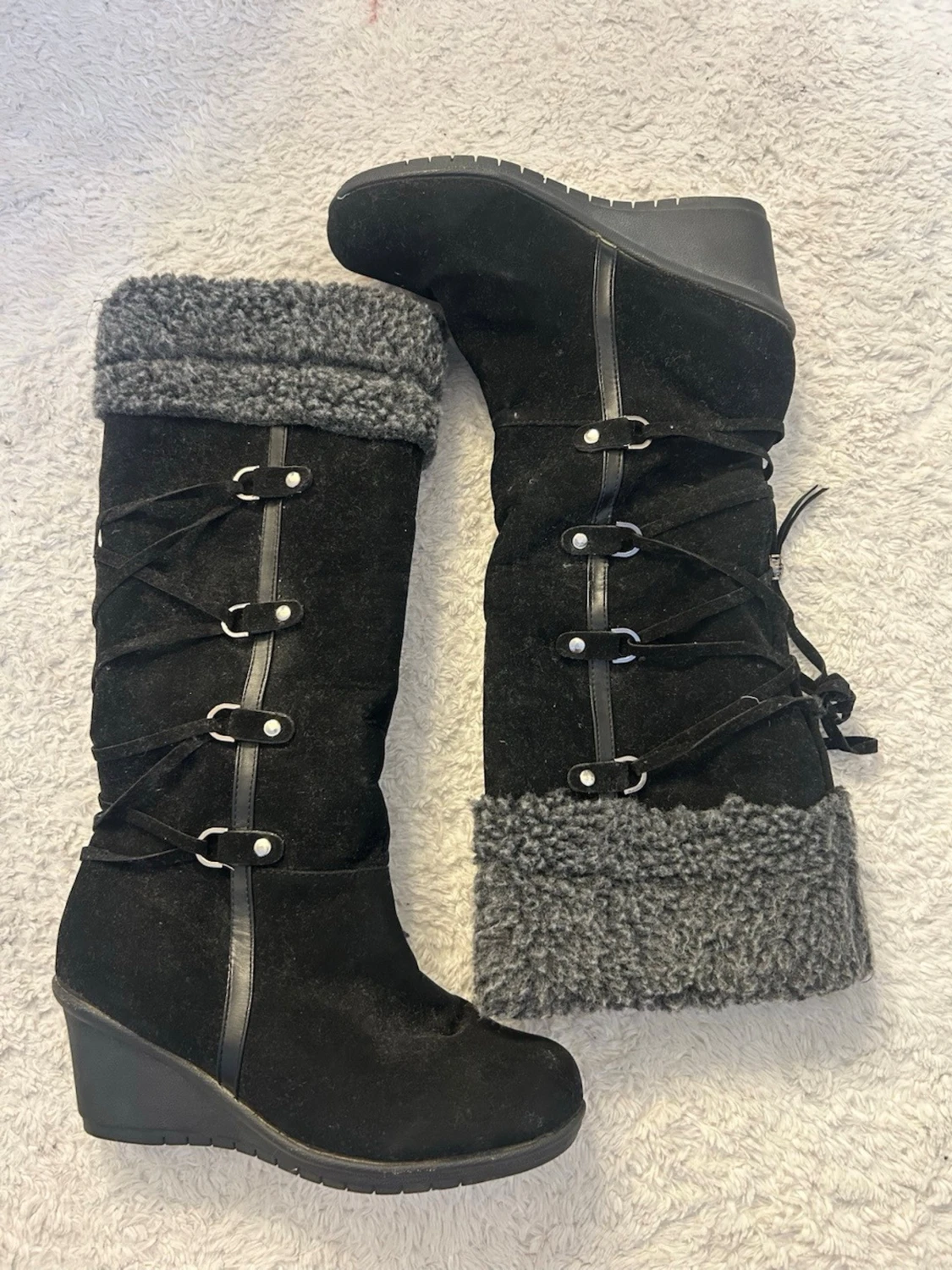 Svarta kilklackstövlar med grått foder