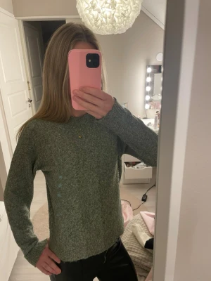 Grön stickad tröja  - Jättefin grön stickad tröja från vero moda. Säljer den för att den inte kommer till användning längre. Tröjan är användning några gånger men syns inte som de. 