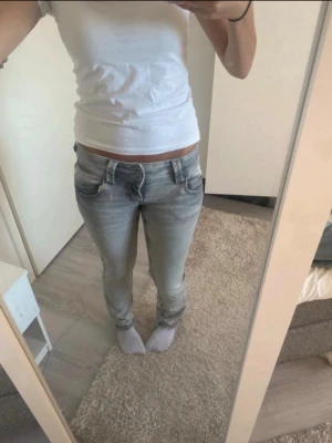 Gråa lågmidjade pepe venus jeans - Säljer ett par gråa pepe venus jeans. Använda fåtal gånger, mycket bra skick. Väldigt mjukt och skönt material. Dom är sprättade längst ner vid benen. Nypris 999kr 