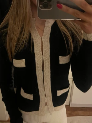 Svart kofta  - En söt svart kofta med beiga detaljer. Finns tyvärr ingen lapp, men uppskattar att storleken är runt S/M🩷