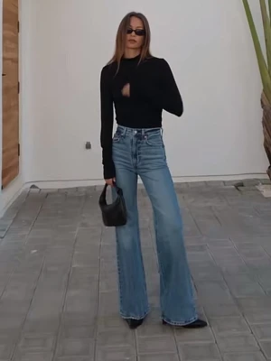 Blå utsvängda jeans från Levi's - Levis ribcage jeans. Storlek W29 L32 men jag har lagt upp dem ett par cm så de är mellan en L32 och L30💕 