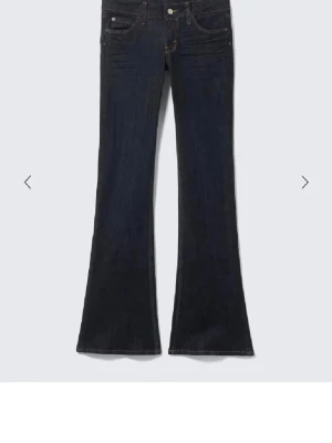 Mörkblå bootcut jeans - Säljer mörkblåa weekday jeans i storlek 26 ser ut som nya 
