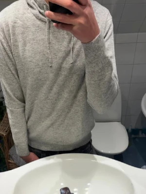 Bengtson’s 100% Merinoull Hoodie - Bengtson’s Merino | Helt Ny | Cloud Grey | 100% Merinoull | Storlek S | Modellen är 180 |