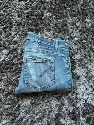 DonDup Jeans - Lite schysstare dondups med snygga slitningar i bra skick.  Det förekommer en liten fläck på baksidan av det vänstra benet som inte syns vid användning (se sista bild).  Passformen är slim/skinny.   Ytterben längd 102cm  Midja 44cm