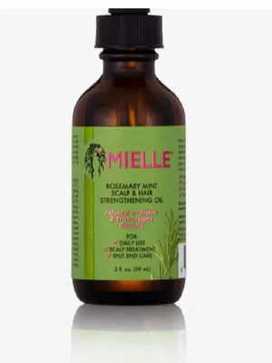 Mielle Rosemary Mint hår- och hårbottenolja - Helt ny. Mielle Rosemary Mint Scalp & Hair Strengthening Oil är en närande olja för hår och hårbotten, berikad med biotin och rosmarin. Kommer i en brun glasflaska med grön etikett och svart skruvlock. Perfekt för daglig användning, hårbottenbehandling och vård av kluvna toppar.