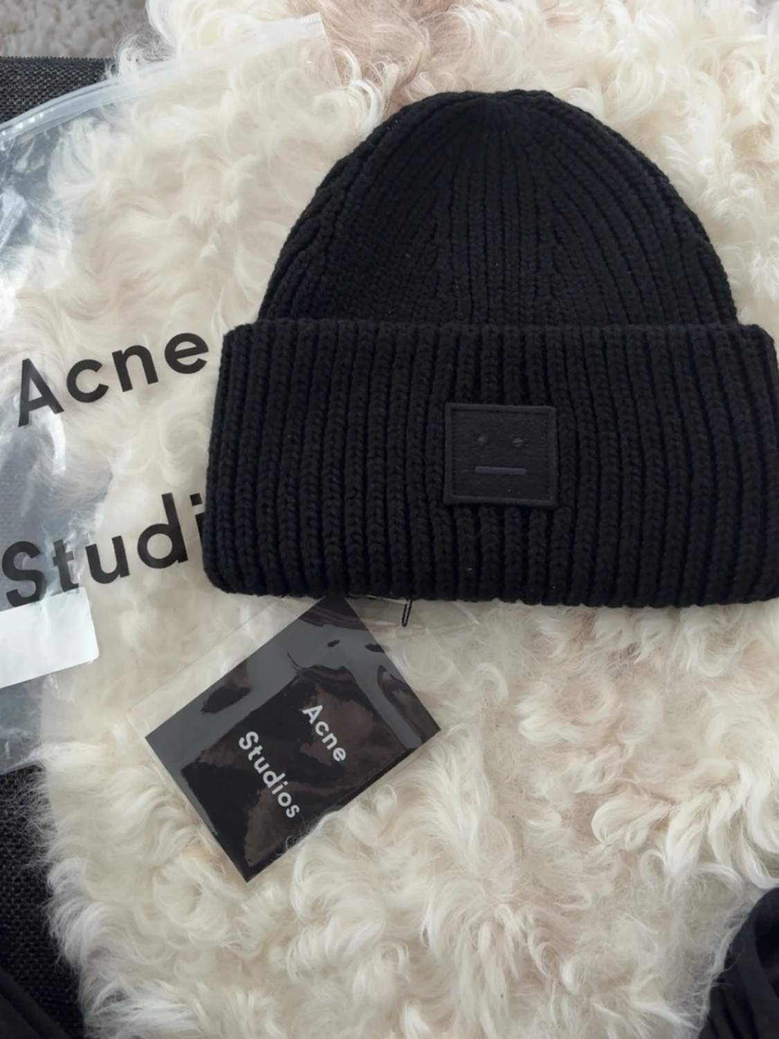 Svart ribbstickad mössa Acne Studios