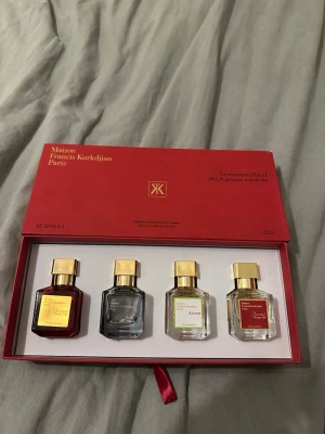 Maison Francis Kurkdjian parfymset - Exklusivt parfymset från Maison Francis Kurkdjian med fyra olika dofter i eleganta fyrkantiga glasflaskor med guldfärgade lock. Setet kommer i en lyxig röd presentask och innehåller bland annat den populära doften Baccarat Rouge 540.