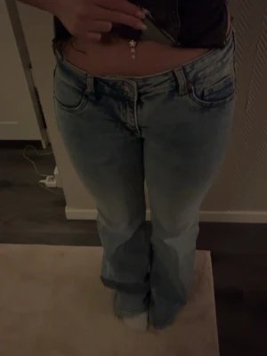 Ljusblå bootcut jeans med låg midja - Säljer ett par ljusblå bootcut jeans med låg midja och klassiska fickor. 