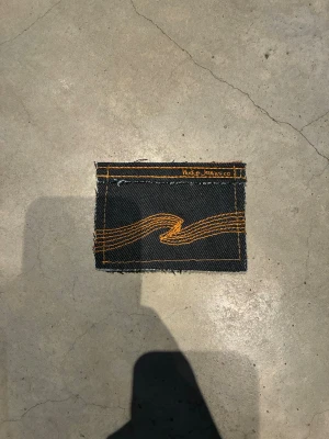 Jeansplånbok - Handsydd plånbok i vintage jeans. Varje exemplar är unikt med snygga detaljer. Plånboken håller flera kort utan att dem åker ut. Små variationer i färg och struktur visar på plaggets tidigare historia💙  Tiktok: Jeanius.bc 