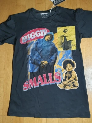 Biggie Smalls (Notorious B.I.G.) T-Shirt | XS / Extra Small - Ny med prislapp! Nypris: 399kr. Biggie Smalls (Notorious BIG) tryck på framsidan.  Carlings Culture. Extra Small (Mått finns på bilderna!) 100% bomull.  Se bilder.