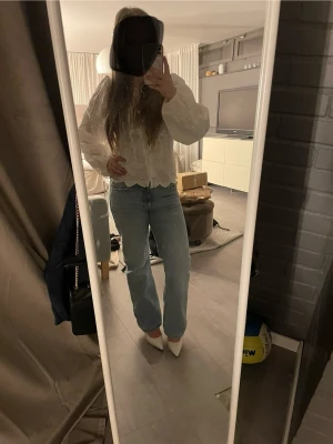 Ljusblå raka jeans med hög midja - Säljer ett par ljusblå jeans med rak passform och hög midja. Jeansen har klassiska fem fickor och stängs med dragkedja och knapp. Perfekta till både sneakers och klackar för en avslappnad men snygg look.