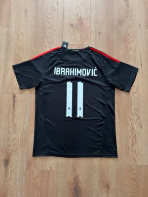 AC Milan Zlatan Ibrahimović retro fotbollströja - Helt oanvänd med tags kvar och Adidas påse. Storlek small. Skriv privat för fler bilder eller vid funderingar! 