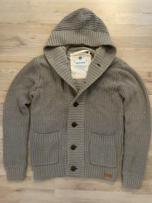 Grå stickad cardigan - Tjena! Säljer en otroligt snygg grå isolerad stickad cardigan. Passar perfekt till det kalla vädret. Priset kan såklart diskuteras!